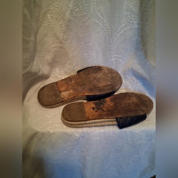 CHANEL Navy And White Quilted Slides - Picture 2 of 8